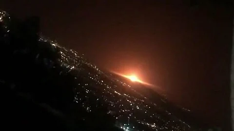 بالفيديو.. انفجار ضخم يهز طهران وأنباء عن وقوعه بمنشأة نووية