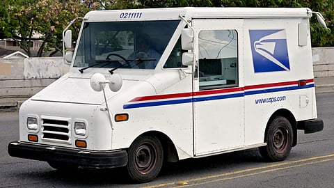 أمريكي يتسلم رسالة من والديه بعد 16 عامًا من إرسالها عبر البريد