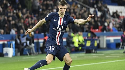 دورتموند يخطف مدافع سان جيرمان مجانًا