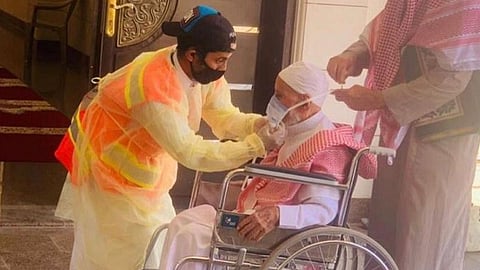 بالصور.. الهلال الأحمر يقيم نقاط فرز بصري في 33 جامعًا بالرياض