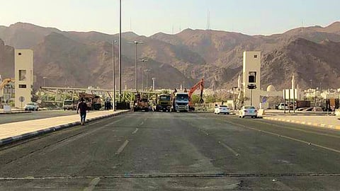 بالصور.. أمانة المدينة المنورة تزيل جسور المشاة المؤدية لميدان "سيد الشهداء"