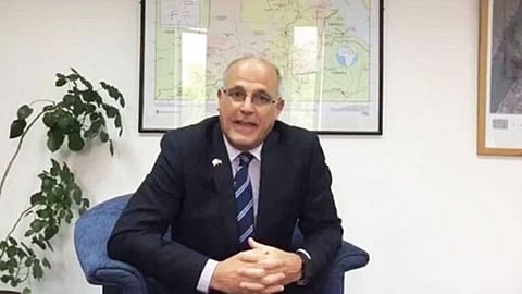 محذرًا الحوثيين من عواقب عدم فحصه.. السفير البريطاني باليمن: خزان صافر قنبلة موقوتة