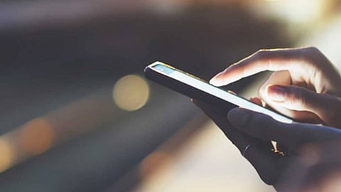 شاهد.. كيف تخترق تطبيقات الهواتف الذكية خصوصياتك وتستخدمها في أغراض خبيثة