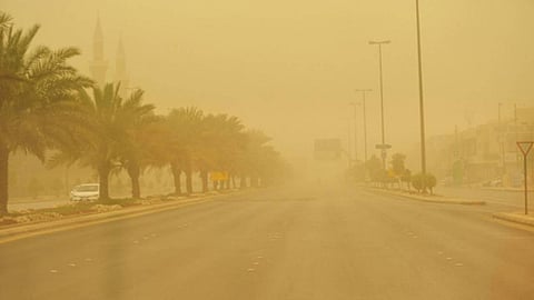 الأرصاد تنبه لرياح نشطة وأتربة مثارة على نجران.. تستمر حتى الـ 7 مساءً