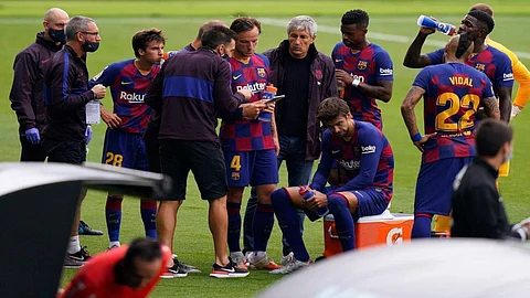 لاعبو برشلونة ينقلبون على كيكي سيتين ويتجاهلون تعليماته