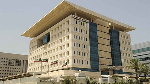 الكويت تنهي خدمات الوافدين خلال عامين باستثناء الأطباء