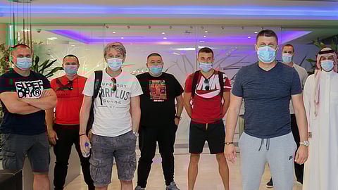 وصول رابع الرحلات الجوية للاعبي ومدربي الأندية السعودية استعدادًا لاستكمال الموسم