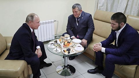 الرئيس الروسي يعزي في وفاة والد المصارع حبيب نور محمدوف