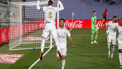 بتغريدة وقميص راموس.. ريال مدريد يسخر من برشلونة