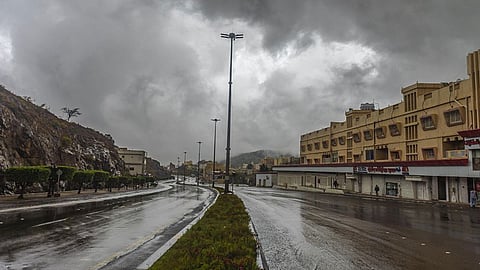 «الأرصاد» تنبه إلى أمطار رعدية على الباحة.. و«الدفاع المدني» يحذر المواطنين