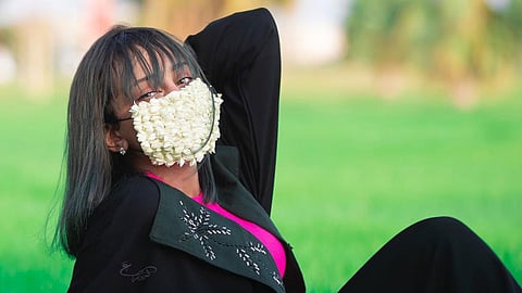 بالصور.. كمامة «الفل الجازاني» وقاية من كورونا ورائحة زكية