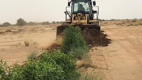 بالصور.. إزالة تعديات بمساحة 14400 على أراضٍ حكومية في بيش