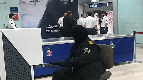 5 حالات تتطلب من المسافرين تقديم إقرار للجمارك السعودية.. إحداها حيازة المجوهرات