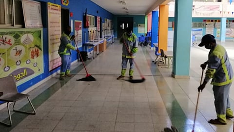 بالصور .. شاهد كيف يتم تطهير مدارس الشرقية التي استخدمت سكنا للعمالة