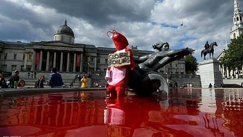 مشهد صادم.. نشطاء يحتجون بـ «نافورات الدم» في لندن