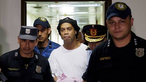 رفض طلب رونالدينيو برفع الإقامة الجبرية للعودة إلى البرازيل