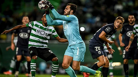 في الدوري البرتغالي.. حارس مرمى يغادر ملعب المباراة لدخول الحجر الصحي