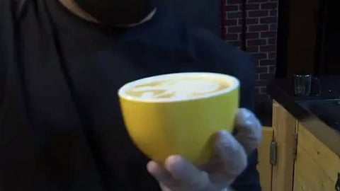 بالفيديو.. «الباريستا» مهنة جديدة تجذب الشباب السعودي