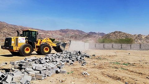 بالصور.. تحرير أراضٍ حكومية من التعديات بحسينية مكة المكرمة