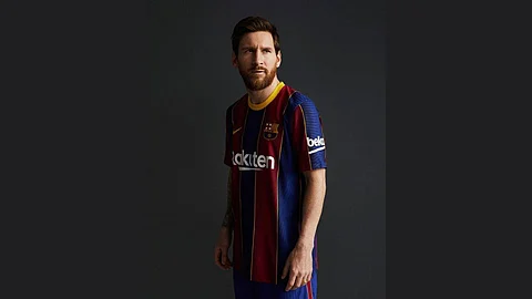 على طريقة النصر.. برشلونة يستعين بـ«فنان العرب» لمغازلة ميسي