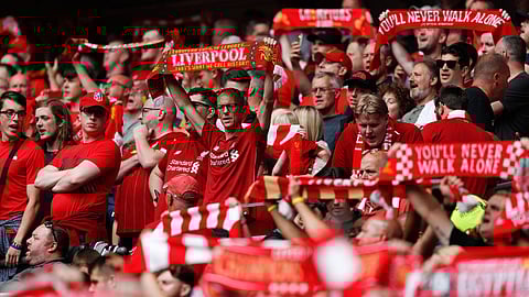 رئيس وزراء بريطانيا يقرر عودة الصخب إلى مدرجات البريميرليج