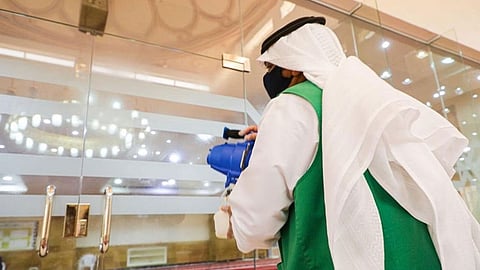 تقضي على الفيروسات في 30 ثانية.. تقنية "مايكروسيف" لتعقيم مساجد مكة