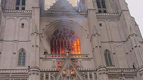 بالفيديو.. اندلاع حريق ضخم بكاتدرائية «نانت» التاريخية غربي فرنسا