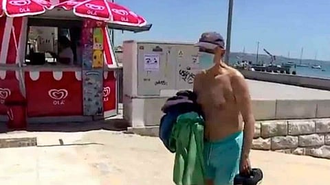 بـ«شورت وكمامة».. شاهد رئيس البرتغال على البحر بدون حراسة