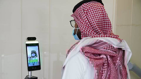 بالصور.. «نيوم» تستخدم جهازًا حديثًا لقياس درجة حرارة العاملين والزوار