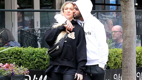 بالصور.. محرز يُثير الجدل بـ«قُبلة مثيرة» مع صديقة أجويرو السابقة