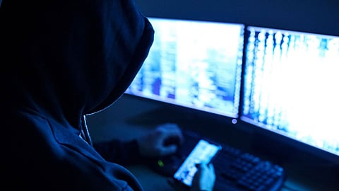 ثغرة أمنية في «آيفون» تضع المستخدمين فريسة للاحتيال والقرصنة