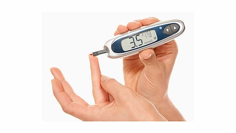 بالفيديو.. الصحة توضح الطريقة السليمة لقياس السكر بدون «وخز»