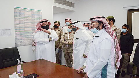 بالصور.. مساعد وزير الدفاع يُطلع على النظام الطبي الموحد «رابط»