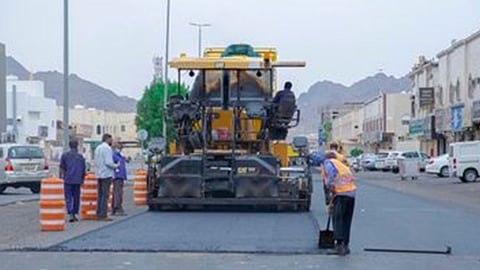 أمانة المدينة تلزم مقاولًا بإعادة سفلتة طريق بالعزيزية