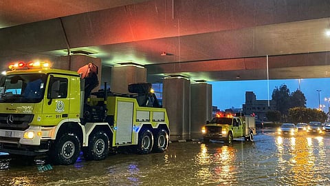 تجمعات الأمطار تحتجز 30 مركبة.. 14 منها تقل ركابًا في الطائف