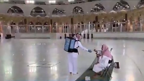 بالفيديو.. «شؤون الحرمين» تستبدل حافظات مياه زمزم بعبوات معقمة