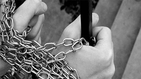 زوجة تُقيّد زوجها وتعذبه عاريًا حتى الموت بعد علمها ارتباطه باَخرى