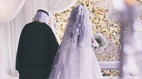 أزمة هيون الغماس وصورة زوجة ابنها.. محامية: السجن وغرامة 500 ألف ريال لمن قام بالنشر