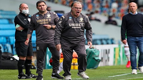 «ميسي» يطالب برشلونة بالتعاقد مع «قائد معجزة ليدز» لخلافة «سيتين»