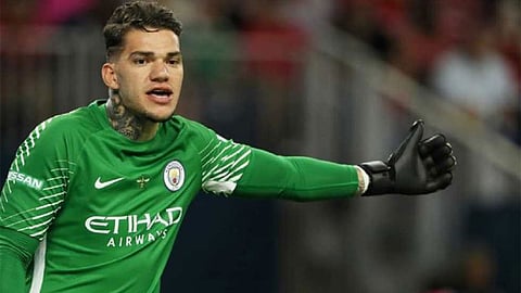 متفوقًا على أليسون.. إيدرسون يتوج بجائزة القفاز الذهبي في الدوري الإنجليزي