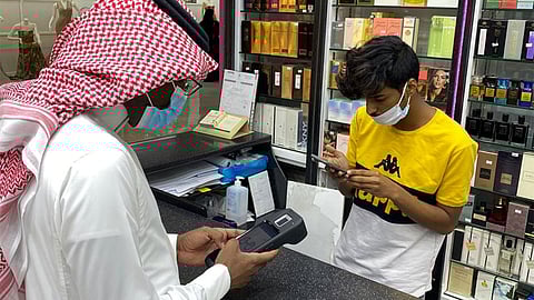 بالصور.. حملات تفتيشية لمتابعة سوق العمل خلال إجازة العيد في الرياض