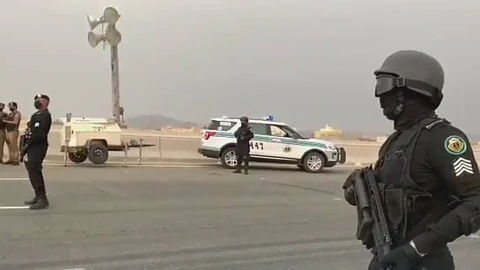 بالفيديو.. قوات أمن الطرق تشكل طوقًا أمنيًّا حول العاصمة المقدسة لمنع دخول المخالفين