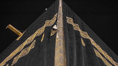 أسطول متكامل.. طريقة نقل كسوة الكعبة إلى المسجد الحرام