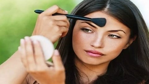 متخصصون في التجميل: نصائح تحمي الماكياج من حرارة الصيف