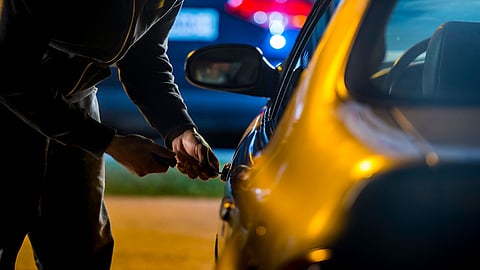 تعرض اللص لحادث فأتلفها بالكامل.. ماذا فعل الروقي مع سارق سيارته؟