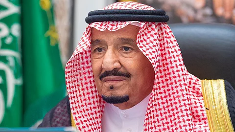 السيسي وعباس يهنئان خادم الحرمين الشريفين بالعيد وشفائه ومغادرته المستشفى