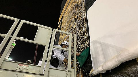 تضم 53 قطعة مذهبة ويعمل عليها 220 صانعًا.. كل ما تريد معرفته عن كسوة الكعبة