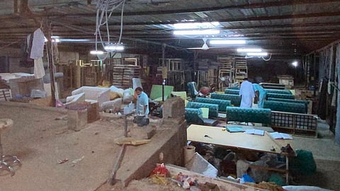 يُشكّل خطورة على المنطقة.. ضبط حوش مُخالف لتصنيع الكنب والأثاث