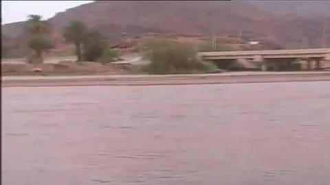 سيول نجران تقطع 100 كيلو متر.. والدفاع المدني: احذروا مناطق الخطر