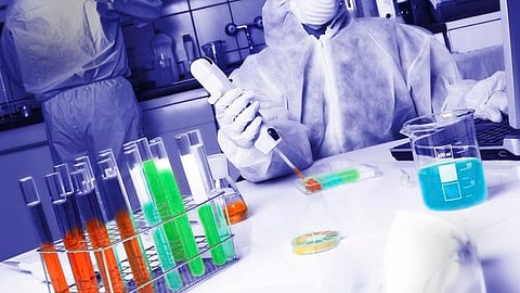 خبير مناعة يحذر من الاستخدام المبكر للقاحات المضادة لكورونا